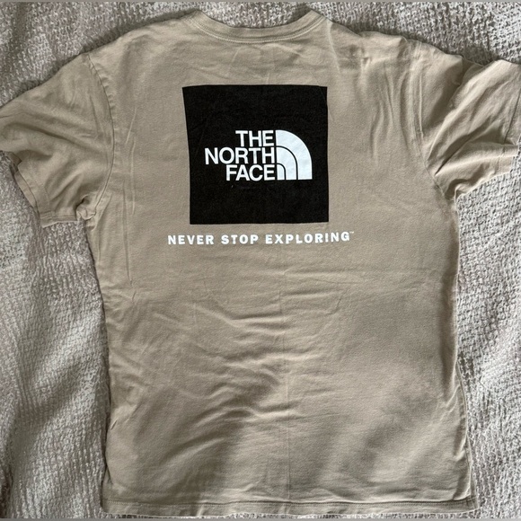 The North Face Graphic Logo Tee Shirt Mens M Tan Khaki “Never Stop Exploring” - Picture 12 of 12